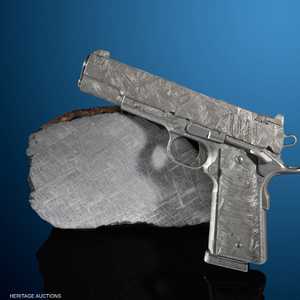 أحد المسدسين يستند إلى قطعة من النيزك الذي صنع منه