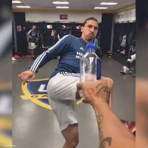 زلاتان يؤدي تحدي غطاء الزجاجة بركلة "كونغ فو"