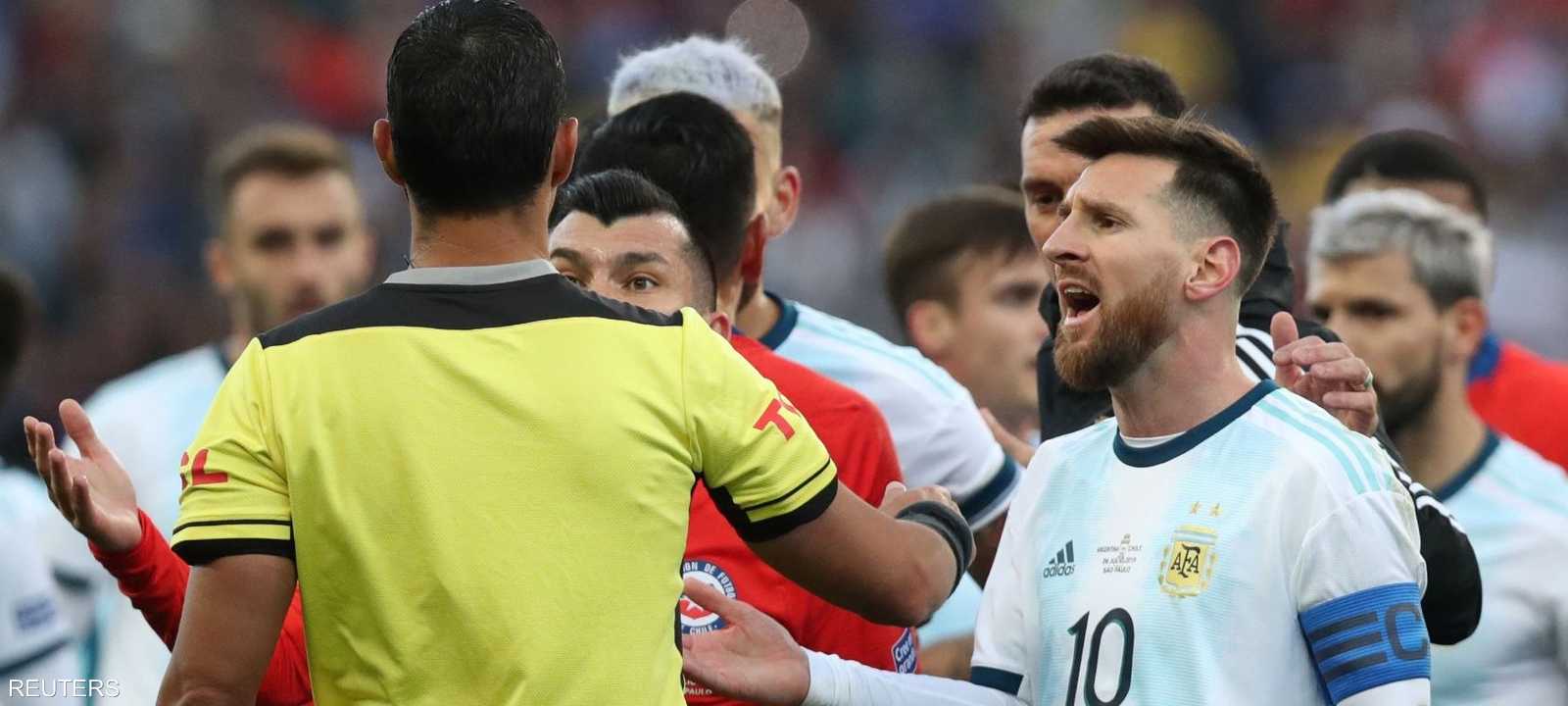 ميسي في جدال مع حكم المباراة