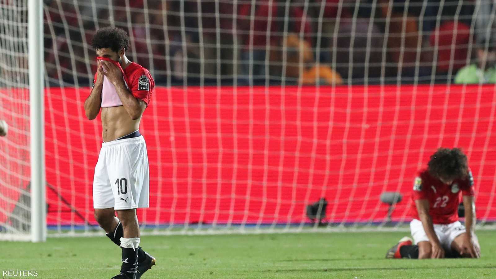 صلاح ووردة بأرضية الملعب بعد مباراة جنوب أفريقيا.