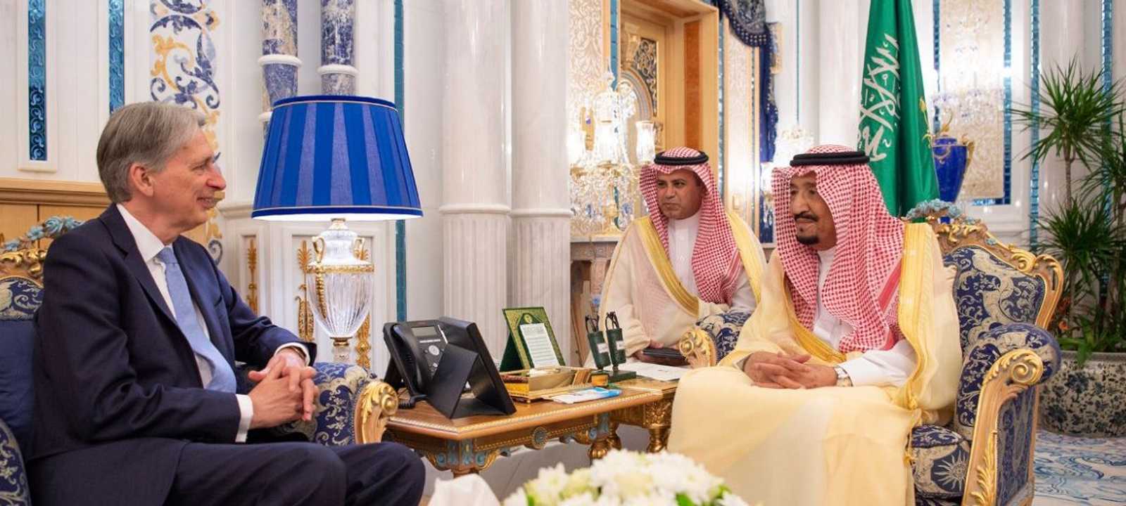 الملك سلمان خلال استقبال وزير المالية البريطاني فيليب هاموند