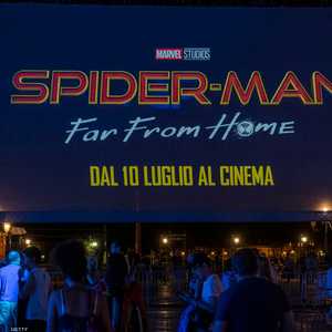 عرض دعائي للفيلم في إحدى صالات السينما في إيطاليا