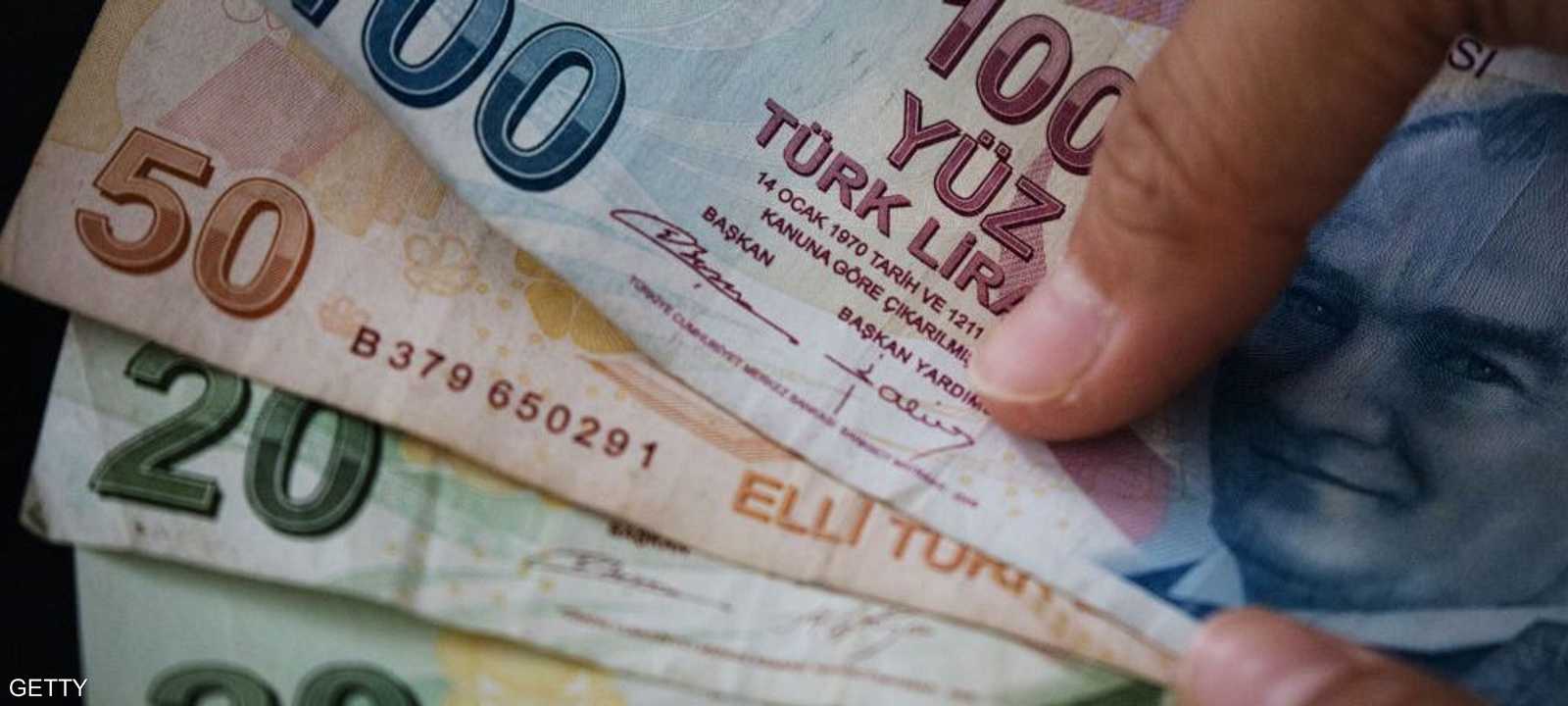 الليرة التركية فقدت ثلث قيمتها خلال العام الماضي