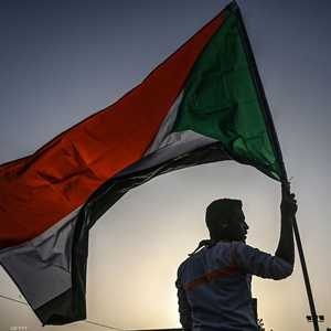 متظاهر يرفع علم السودان - أرشيفية