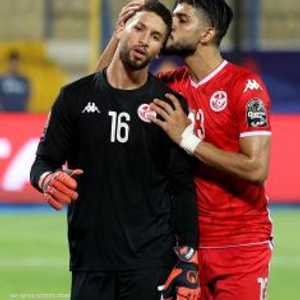 المعز حسن (يسار الصورة) خرج غاضبا من الملعب