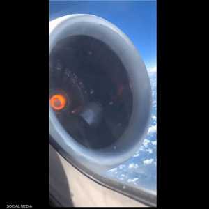 محرك الطائرة يشتعل في السماء