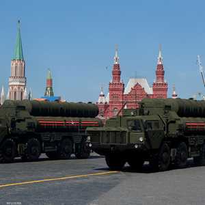 شاحنات تحمل بطاريات صواريخ إس 400 في الساحة الحمراء بموسكو