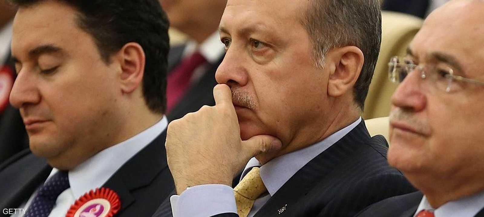 باباجان الجالس بجانب أردوغان جهة اليسار