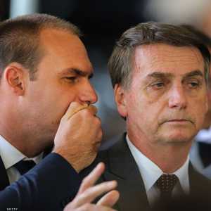 الرئيس البرازيلي مصغيا إلى ابنه إدواردو