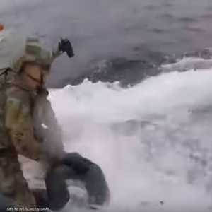 لحظة ضبط مخدرات بنصف مليار دولار في عرض البحر