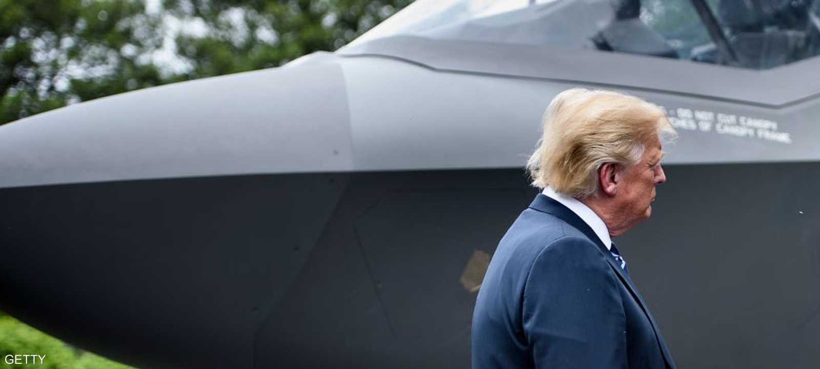 الرئيس ترامب يقف بجوار أغلى مقاتلة في التاريخ.. إف35