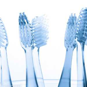 عدم تغيير فرشاة الأسنان يؤدي لمشكلات صحية