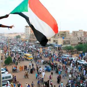 الشارع السوداني يترقب التوقيع على الإعلان الدستوري