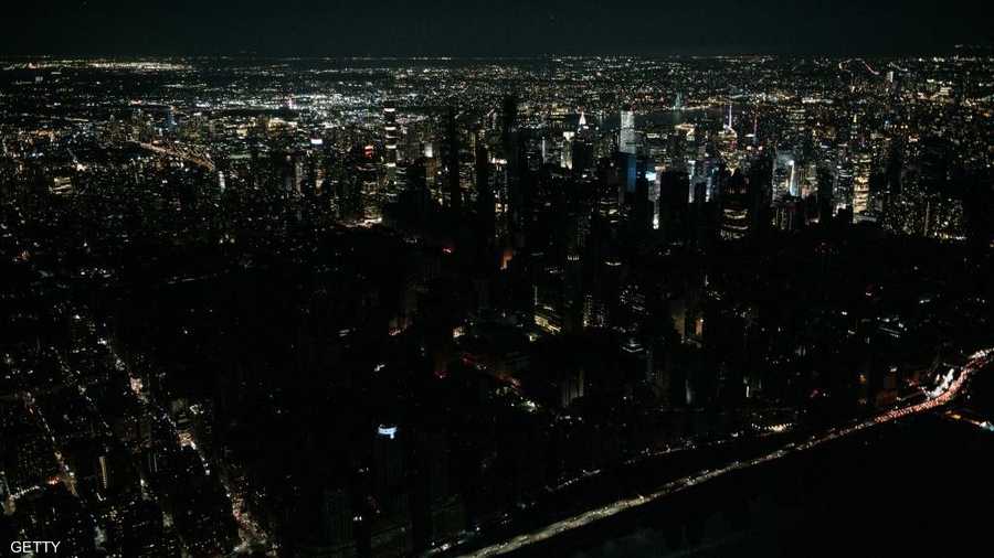 صورة من أعلى لأكبر مدينة أميركية في ظلام دامس