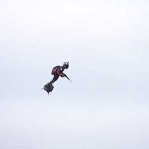 الرجل الطائر يحلق فوق جادة الشانزليزيه