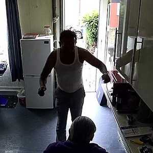 اللص دخل بصورة ودية وتحدث بلغة غير مفهومة