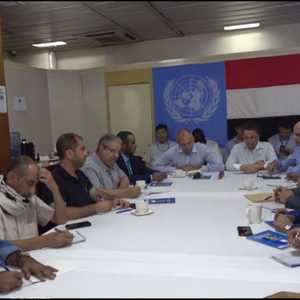 صورة للاجتماع الثلاثي الذي عقد على سفينة تابعة للأمم المتحدة