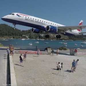 هبوط مرعب فوق رؤوس السائحين