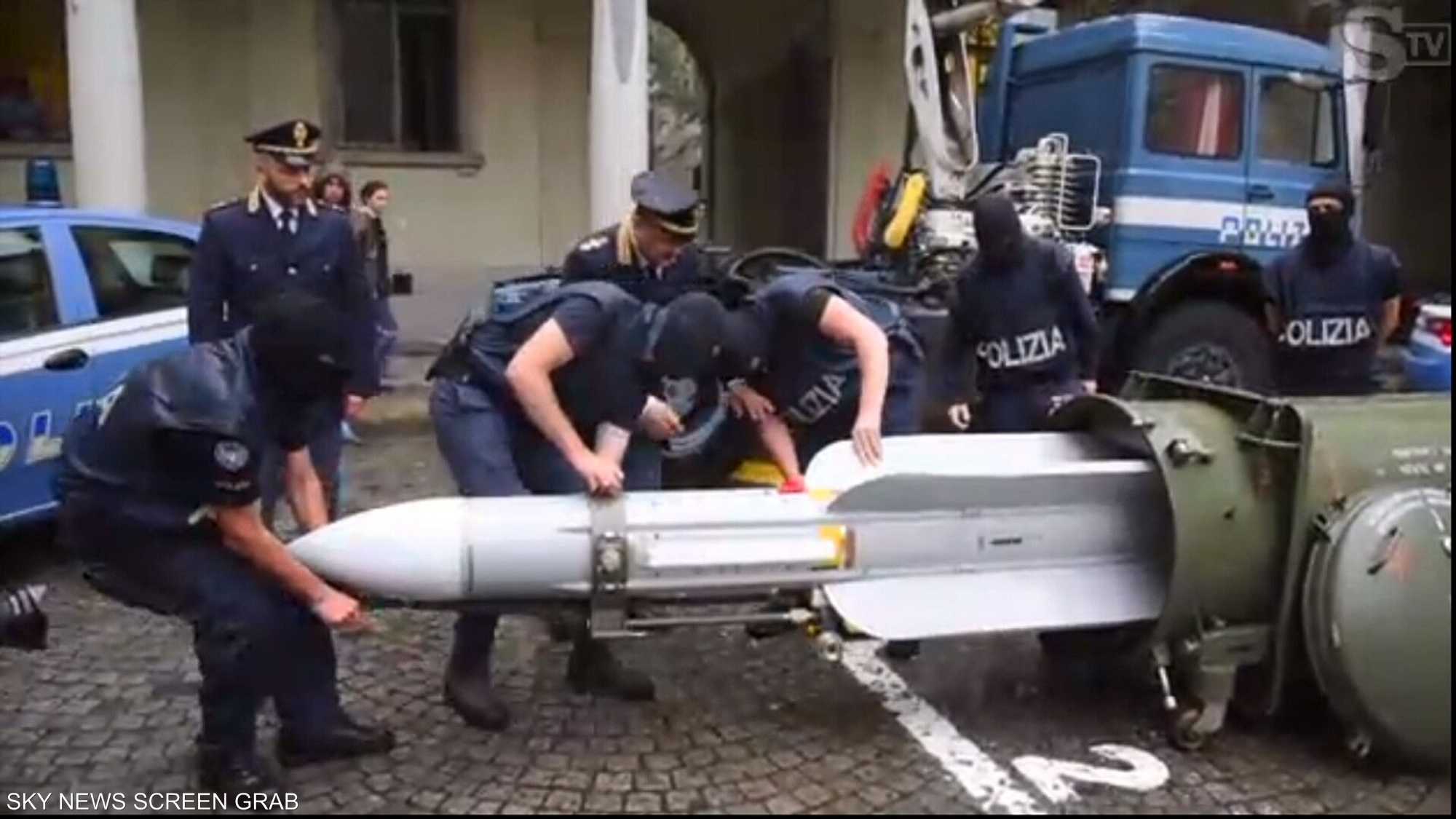 الشرطة الإيطالية تضبط أسلحة وصاروخا يستخدمه الجيش القطري