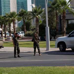 أفراد الأمن الكردي في مكان مقتل الدبلوماسيين الأتراك