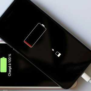 شركة أبل سبق وأن اعترفت بأن طاقة بطارياتها في آيفون تقل.