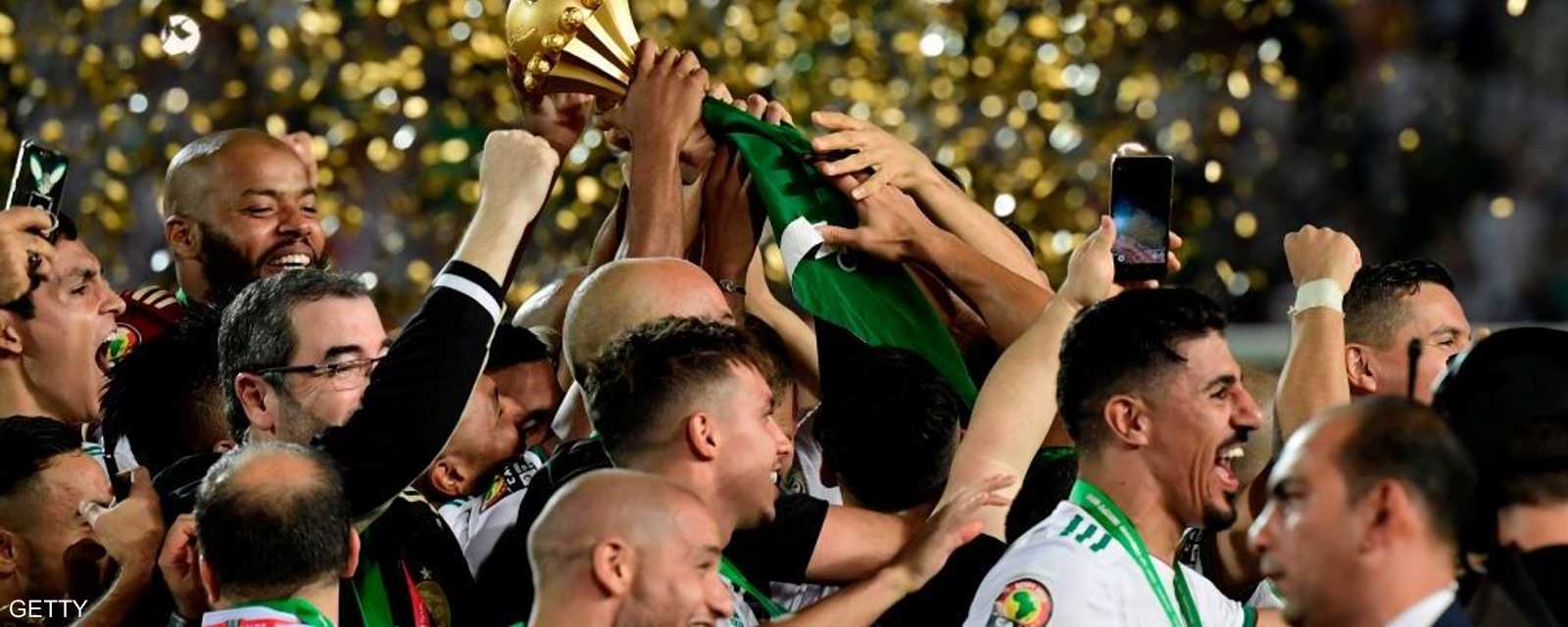نجوم الجزائر يرفعون الكأس المستحقة بعد غياب 29 عاما