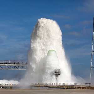 نظام الغمر المائي من ناسا يحول تدمير الصاروخ الفضائي العملاق