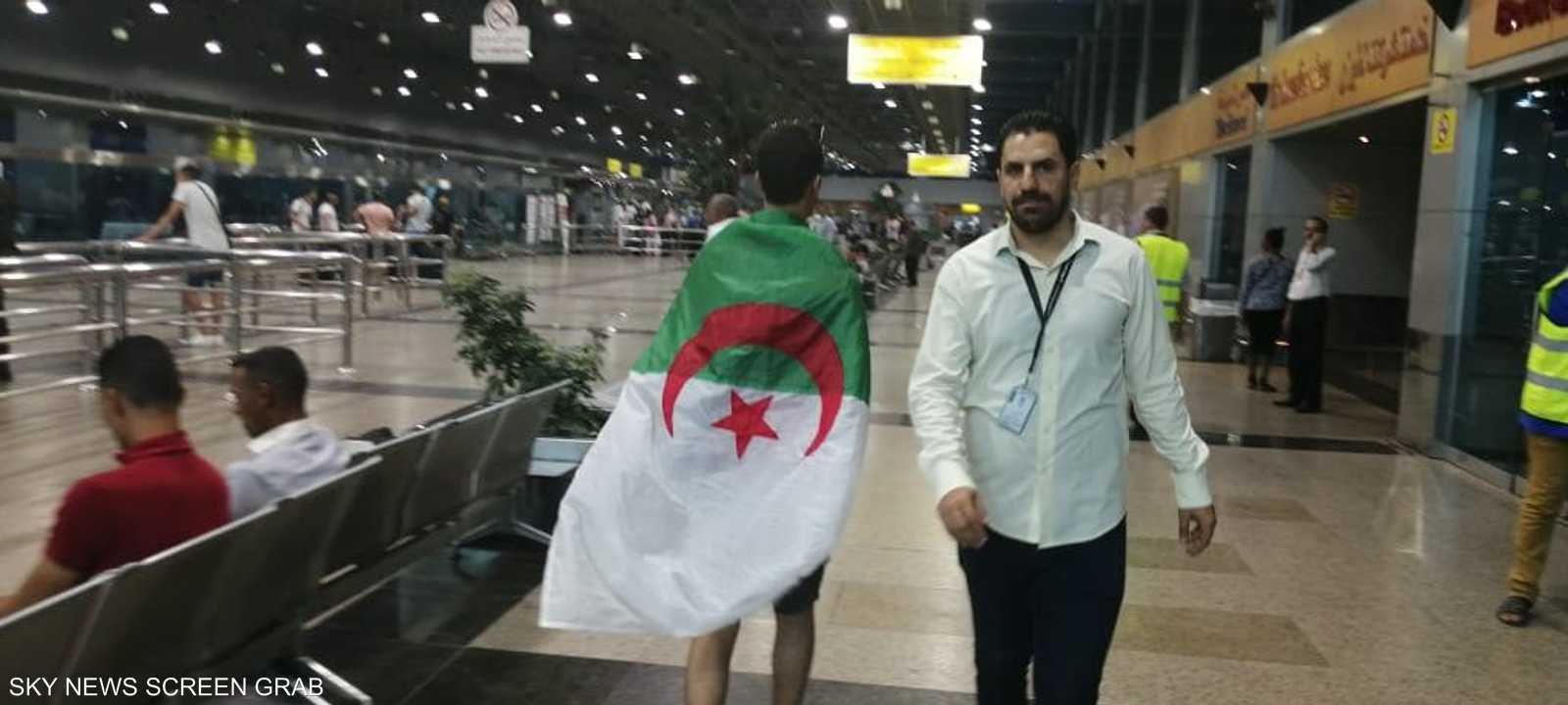 غادر كافة الجزائريين العالقين بمطار القاهرة إلى بلادهم.