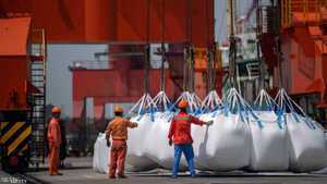 عمال يفرغون بضائع أميركية في ميناء مقاطعة جيانغسو بالصين