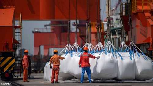 عمال يفرغون بضائع أميركية في ميناء مقاطعة جيانغسو بالصين