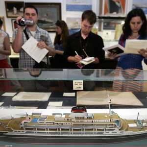 قطعة معروضة للبيع من سفينة تيتانيك