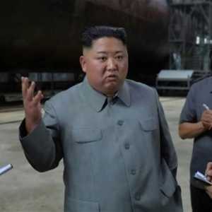 زعيم كوريا الشمالية يتفقد غواصة ويمتدح قدراتها التكتيكية