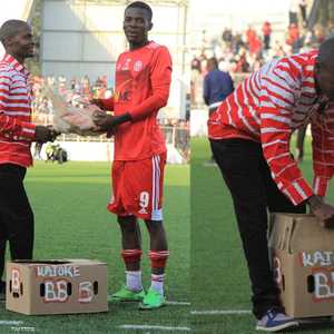 الهداف يتسلم الدجاجة