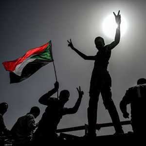 سودانيون يرفعون علم بلادهم