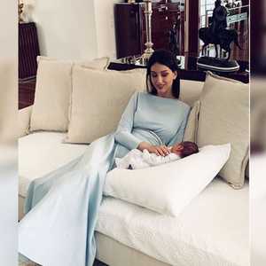 ملكة الجمال الروسية السابقة مع مولودها