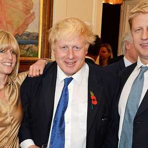 رئيس الوزراء البريطاني يتوسط شقيقه جو وشقيقته راشيل