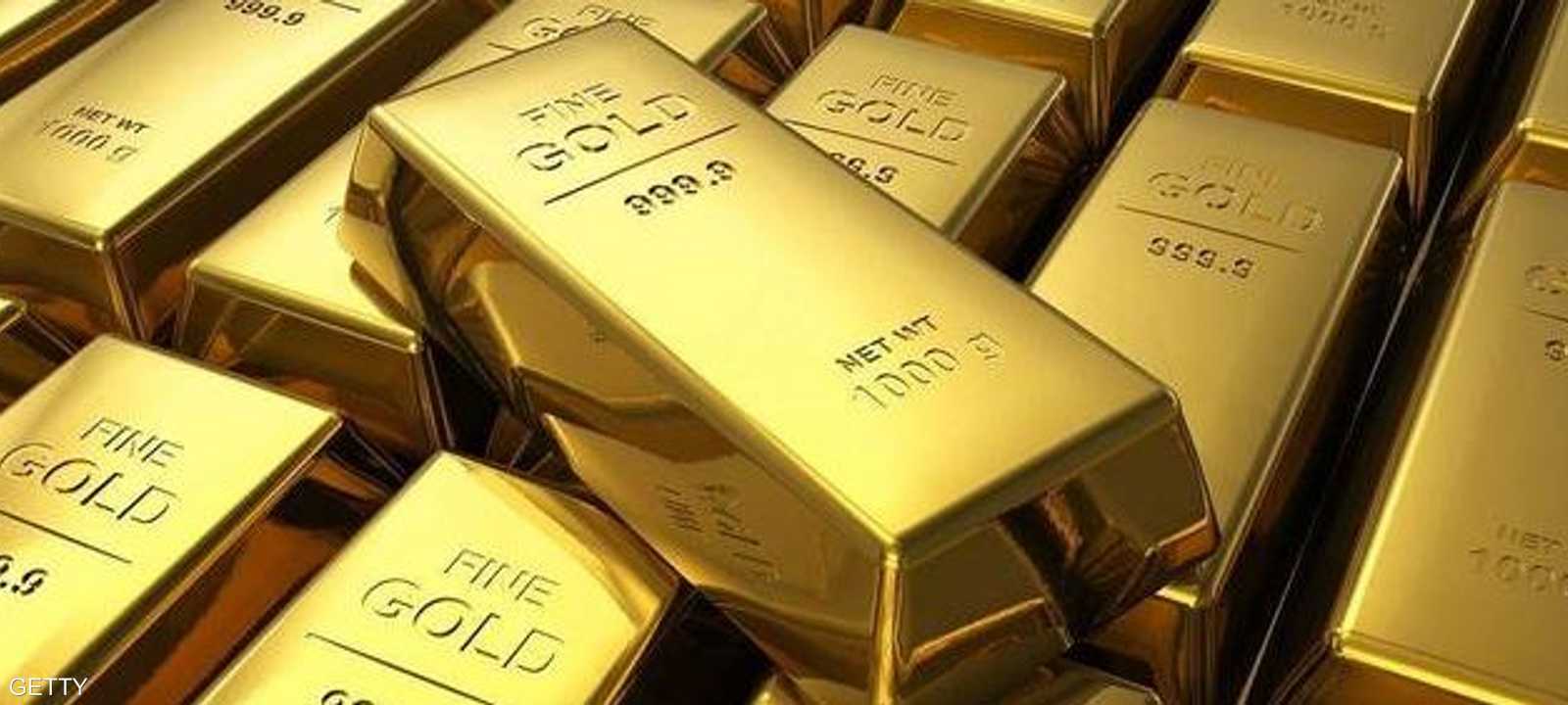 ارتفاع الدولار يدفع بالذهب للهبوط