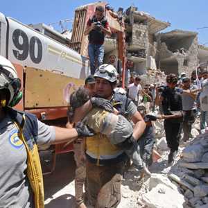 رجال الإنقاذ انتشلوا العديد من الأطفال من تحت ركام المباني