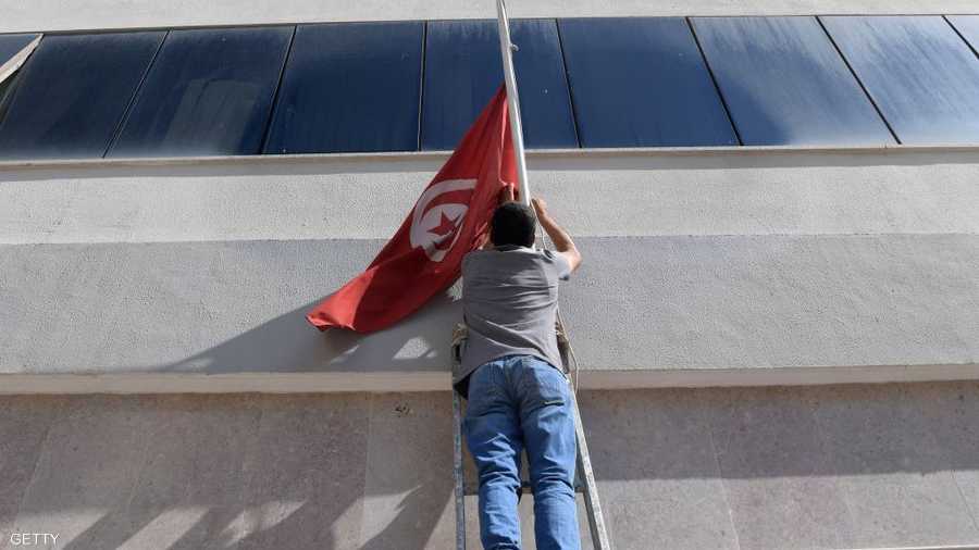تنكيس العلم التونسي حدادا على السبسي