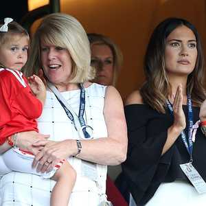 زوجة بيل ووالدته في لقطة أرشيفية