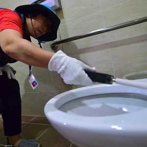 وفقا للخبر فإن المقاعد في المراحيض العامة لا تنقل الأمراض