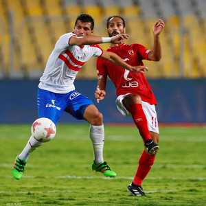 طارق حامد ووليد سليمان في صراع على الكرة