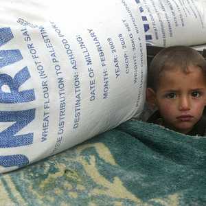 طفل فلسطيني يتلقى مساعدات من الأونروا - أرشيفية