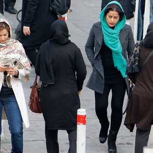 تفرض السلطات الإيرانية الحجاب على جميع النساء في البلاد