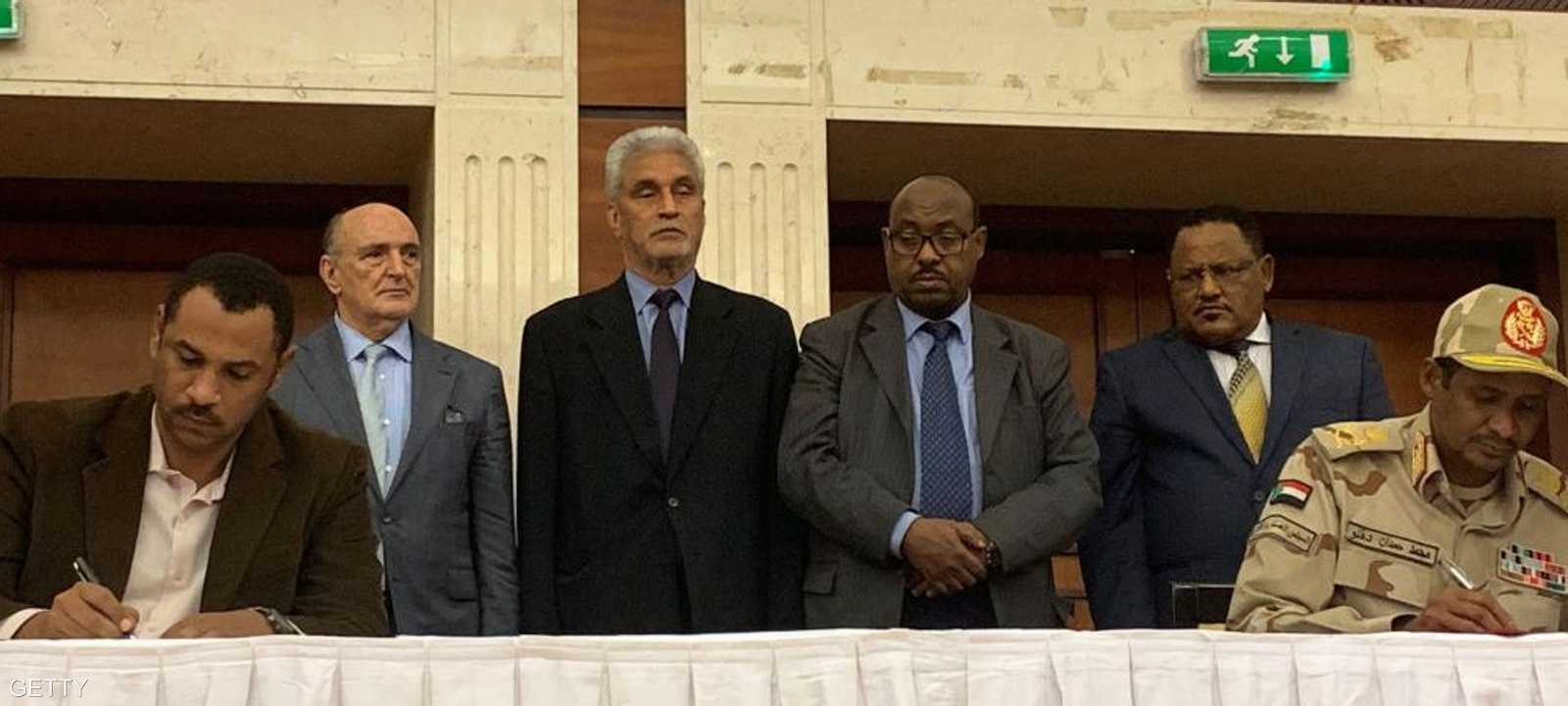 يحدد الإعلان الدستوري واجبات ومسؤوليات مجلس السيادة