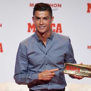 رونالدو تسلم جائزة ماركا