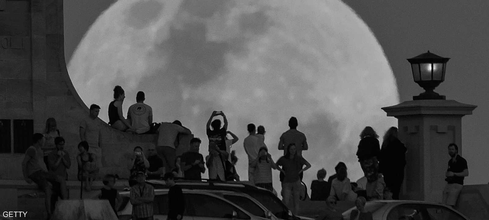 القمر الأسود سيظهر في بريطانيا نهاية أغسطس الجاري.