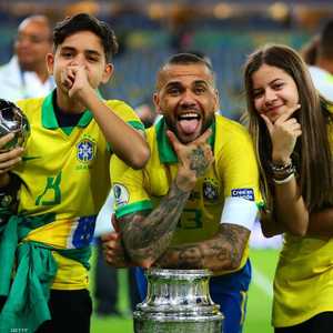 داني ألفيس "ملك الألقاب"