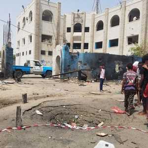 من آثار التفجير الذي طال مركز شرطة الشيخ عثمان بعدن