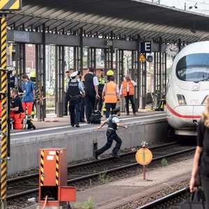 أفراد من الشرطة الألمانية ينتشرون في محطة قطارات بفرانكفورت